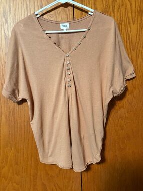 BKE Short Sleeve V-Neck Button Top in Dusty Rose Tan